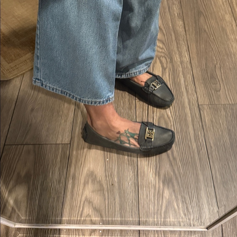 Tory Burch Kendrick Black Leather Driving Loafers with Gold Logo Classic Comfort - Picture 9 of 14